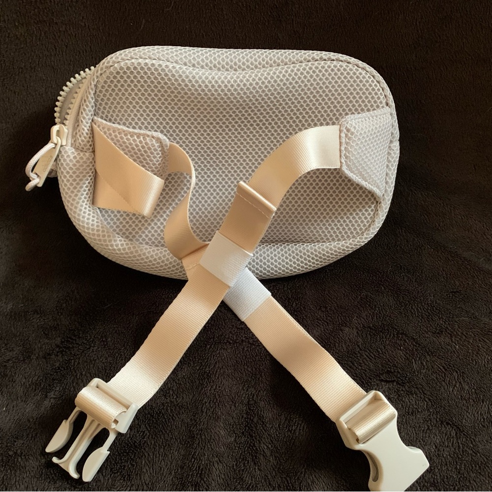 ADIDAS creme color Air-mesh Unisex Adjustable Waist pack w/zip close LNWOT